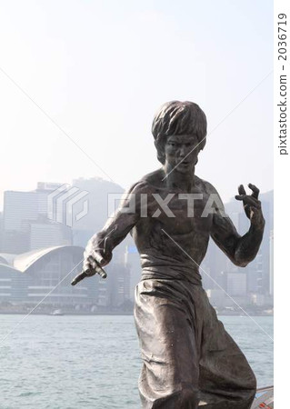 Bruce Lee statue 2036719