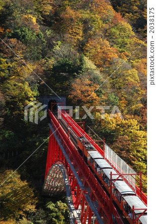 朝向為秋葉的Kurobe峽谷的卡車火車 2038175
