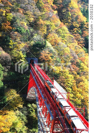 朝向為秋葉的Kurobe峽谷的卡車火車 2038182