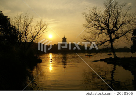 Sunset in Hangzhou / West Lake 2038506