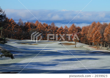 Snow and autumn leaves and sea of clouds 2039923