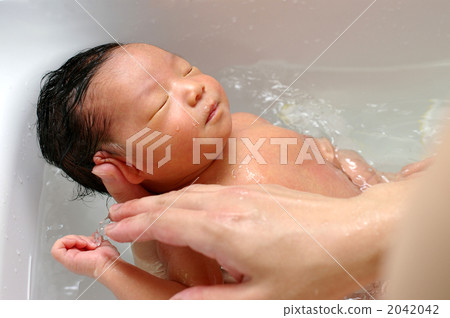 Baby's bathing Baby's bathing 2042042