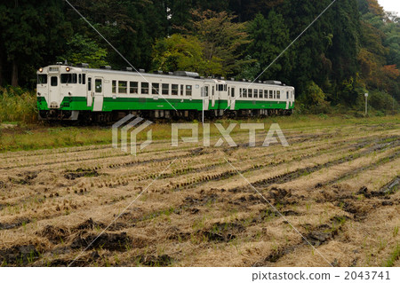 Dashi car going through the autumn Tadami line 2043741