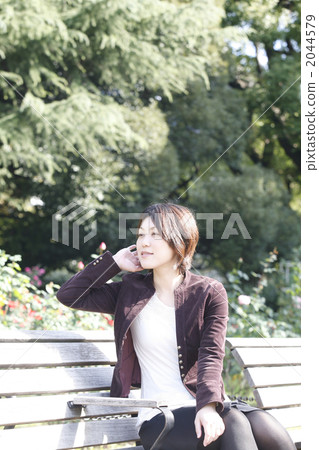 放鬆在長凳的婦女 2044579