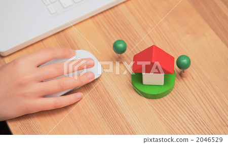 A woman who plays a house and a laptop A woman who plays a house and a laptop 2046529
