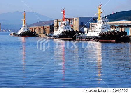 Tugboat to be anchored 2049202