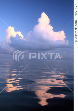 出現在海面上的雲彩 2051376