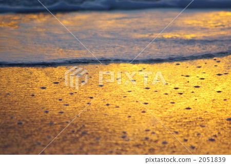 A golden beach at the edge A golden beach at the edge 2051839