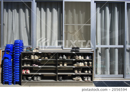 與藍色盆栽植物的風景令人印象深刻 2056594