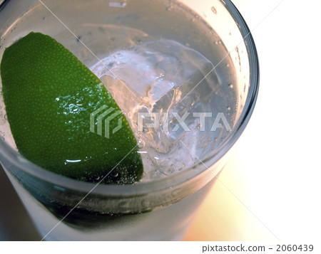 vodka tonic, gin rickey, rum tonic 2060439