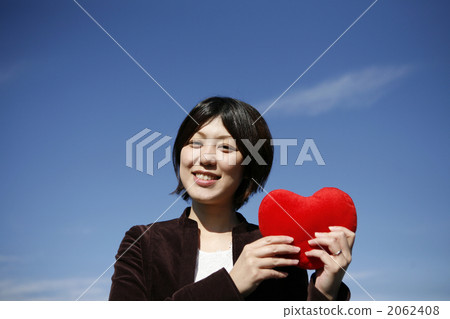A smiling woman with a heart 2062408