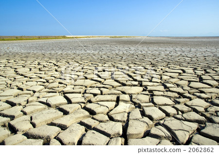 破裂的地球和藍天 2062862