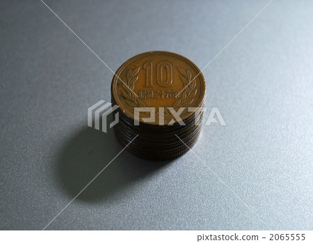 這是一個參差不齊的10日元。 2065555
