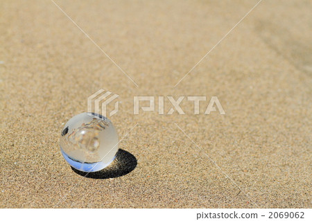 放置在沙灘上的玻璃球 放置在沙灘上的玻璃球 2069062