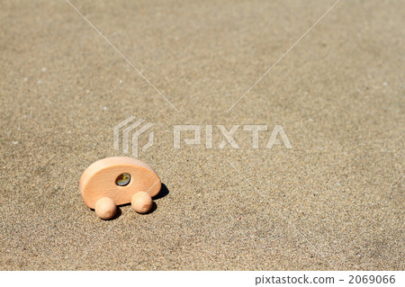 在一個沙灘安置的一輛木汽車 2069066