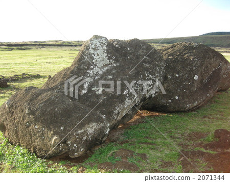 Fallen moai 2071344