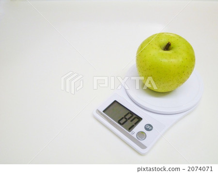 Green apples on the kitchen scale Green apples on the kitchen scale 2074071