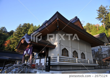 [Shikoku 88 places] No. 66, Morning Temple of Unneji Temple and clear blue sky Miyoshi City, Tokushima Prefecture 2075124
