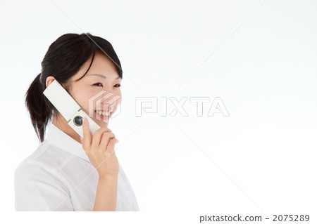 一位護士在電話裡笑著 2075289