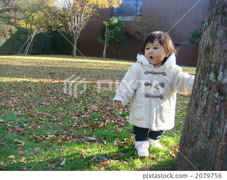 在公園散步 在公園散步 2079756