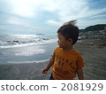 Sea and a boy 2081929