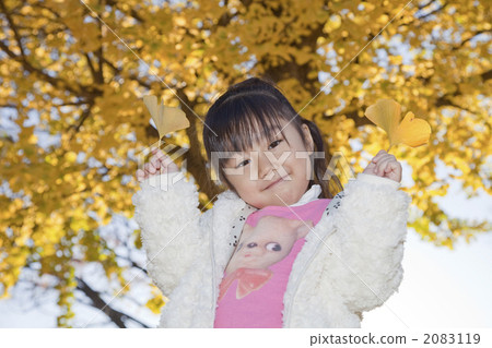 拿著銀杏樹葉子的微笑 2083119