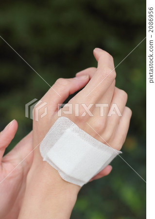 身體部位一名女性(手部傷害治療患者傷害治療傷處理划痕) 身體部位一名女性(手部傷害治療患者傷害治療傷處理划痕) 2086956