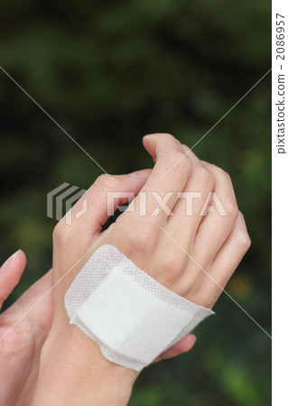 Body parts One woman (Hand injury treatment patient injury treatment injury treatment scratch) 2086957