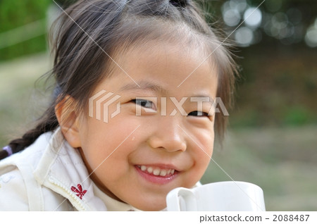 女孩喝著茶 女孩喝著茶 2088487