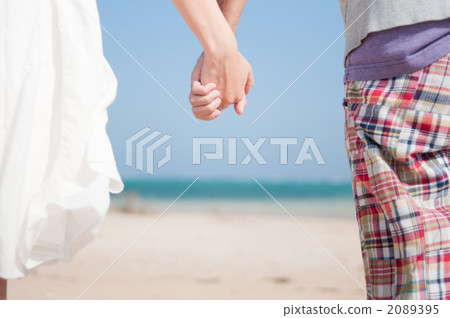 握手的夫婦的手在海灘 握手的夫婦的手在海灘 2089395