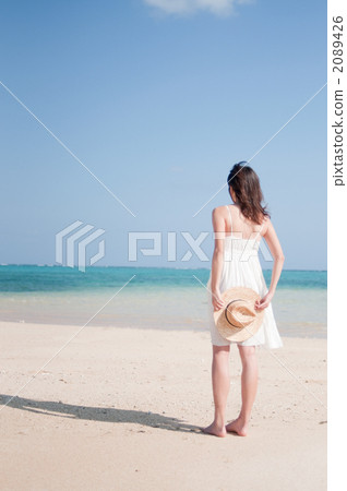 站立在海後的婦女 2089426