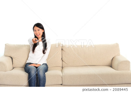 一個操作電視遙控器的女人 2089445