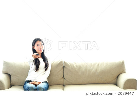 一個操作電視遙控器的女人 2089447