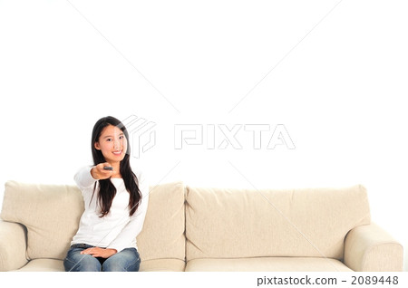 一個操作電視遙控器的女人 一個操作電視遙控器的女人 2089448