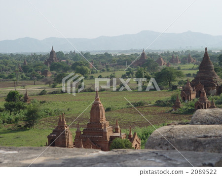 Pagoda forested in the plain (Bagan / Myanmar) 2089522