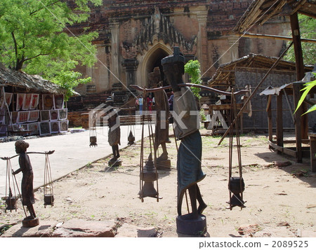 Dolls in a souvenir shop (Htilominlo Temple, Bagan, Myanmar) 2089525