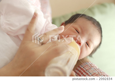 哺乳在哺乳瓶的乳房 2092834