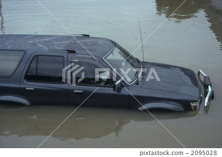 汽車浸入水中 2095028