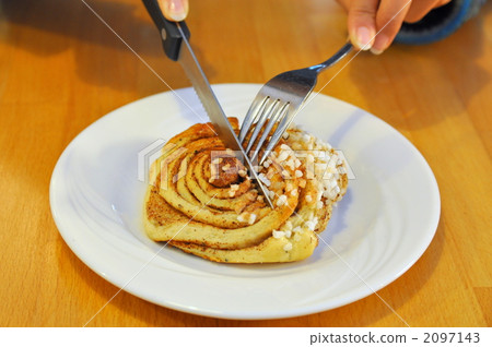 cinnamon roll cinnamon roll 2097143