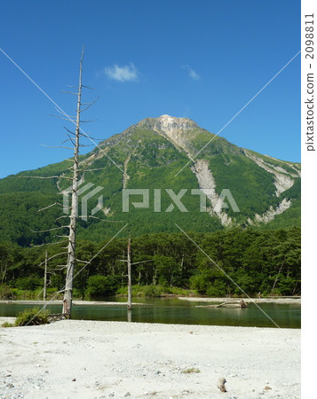 在仲夏和大正池塘的Yakedake 在仲夏和大正池塘的Yakedake 2098811