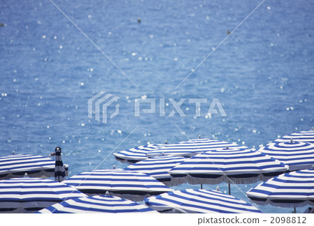 海和傘在Cote d'Azur 2098812