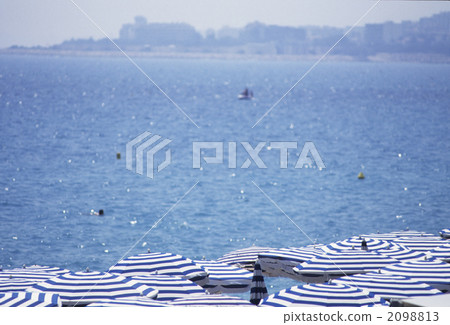 在Cote d'Azur海灘 在Cote d'Azur海灘 2098813