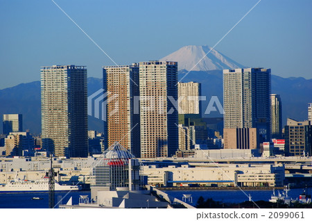 Fuji viewed from the city center 2099061