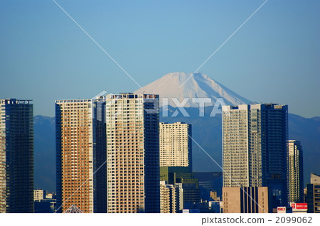 Fuji viewed from the city center 2099062