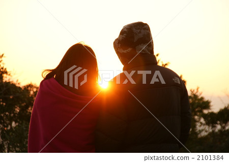 A couple looking at the sunrise 2101384
