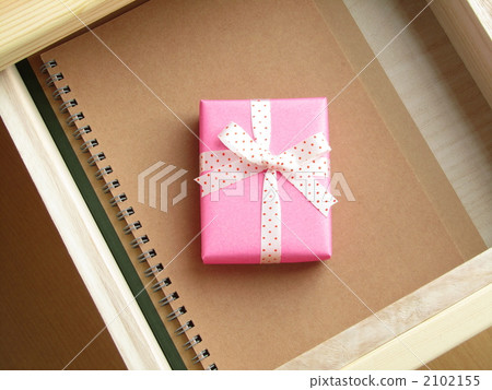Put a present in the drawer and give it [thank you, Valentine, White Day image] (side) 2102155