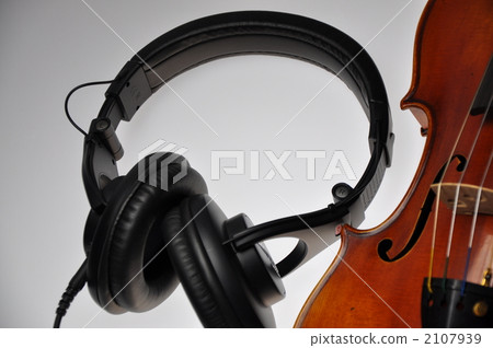 Violin and headphones Violin and headphones 2107939
