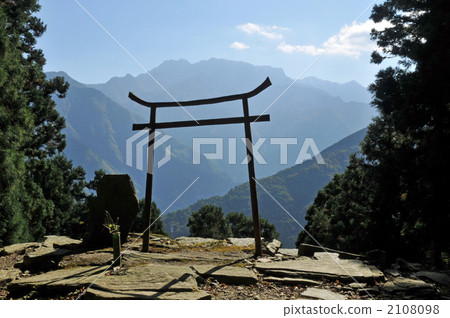 [Shikoku 88 places] No. 60, Yokomineji Okunoin, Hoshigamori Iron Torii and Ishizuchiyama, Saijo City, Ehime Prefecture 2108098