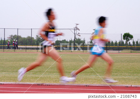 Middle distance running 2108743