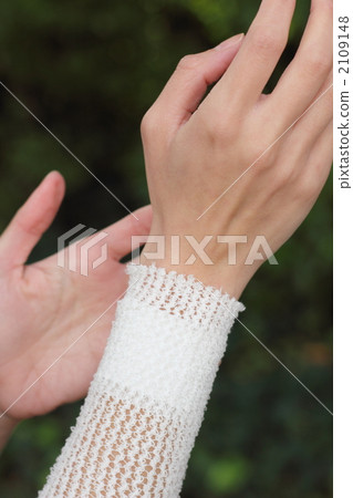 Body parts One woman (Hand injury treatment patient injury treatment injury treatment scratch) Body parts One woman (Hand injury treatment patient injury treatment injury treatment scratch) 2109148